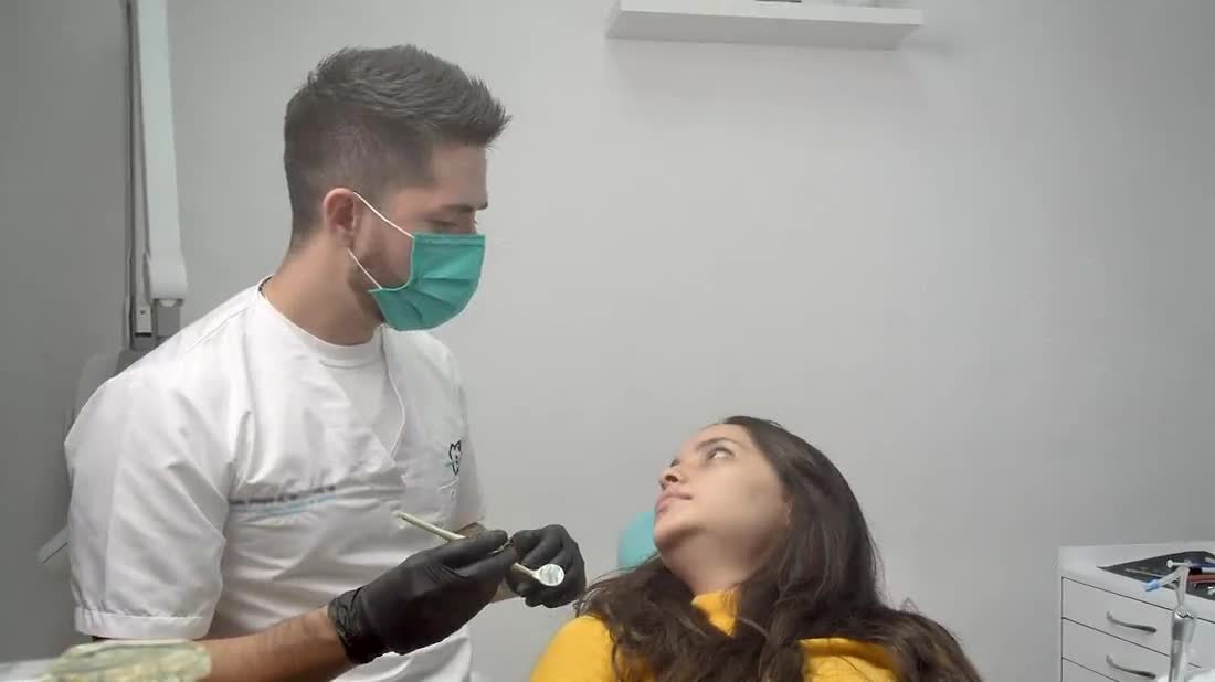Dentista con una paziente durante la visita